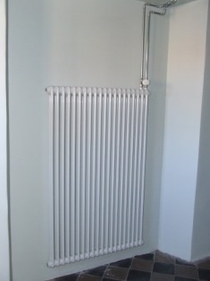 suur valge radiaator seinal